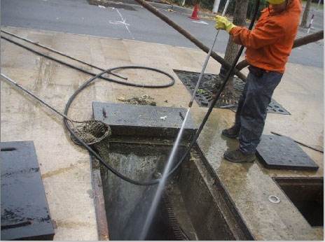 清城池底污泥如何清理